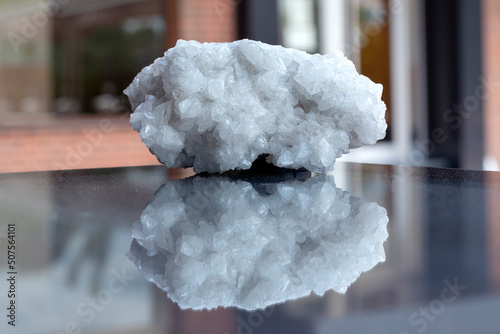 Behang View of colemanite mineral (bor, boron, borax, ulexite)