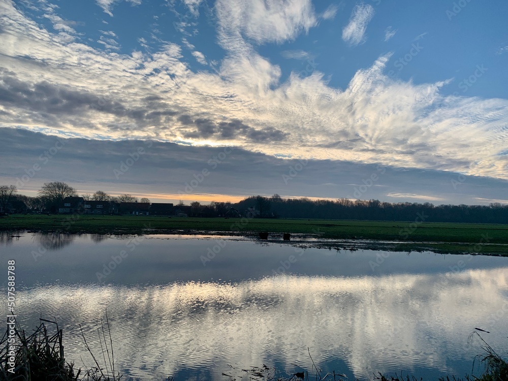 Obraz premium Clouds reflecting in the lake