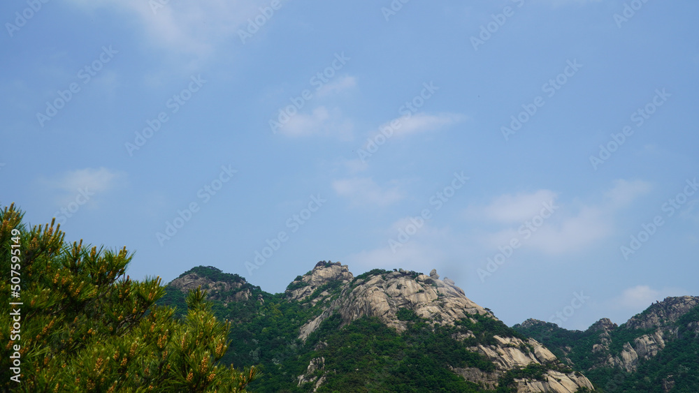 pico de la montaña lleno de grabaciones de mayo