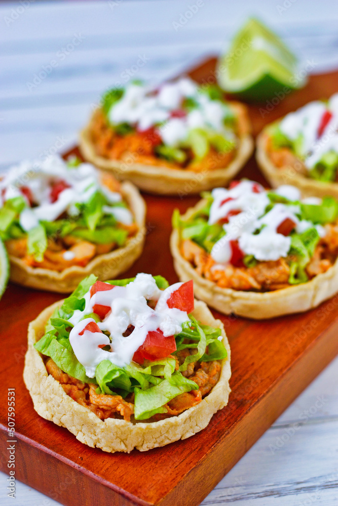 伝統的なメキシコ料理のソペス　ライムを添えて　コピースペースあり　Traditional Mexican food Sopes served with lime, copy space available