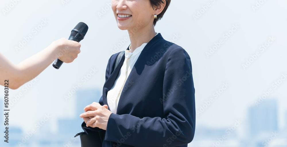 Naklejka premium インタビューを受ける日本人女性