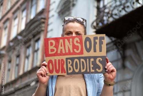 Billede på lærred Woman holding sign with slogan Bans Off Our Bodies