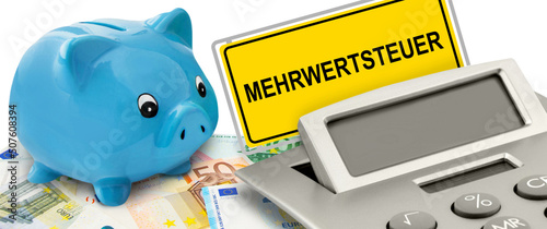 Mehrwertsteuer und Euro Geldscheine, Sparschwein und Rechner auf weissem Hintergrund