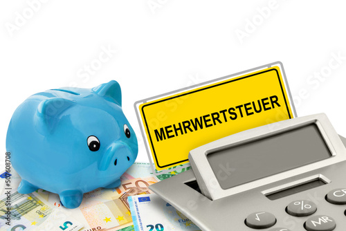 Mehrwertsteuer und Euro Geldscheine, Sparschwein und Rechner auf weissem Hintergrund