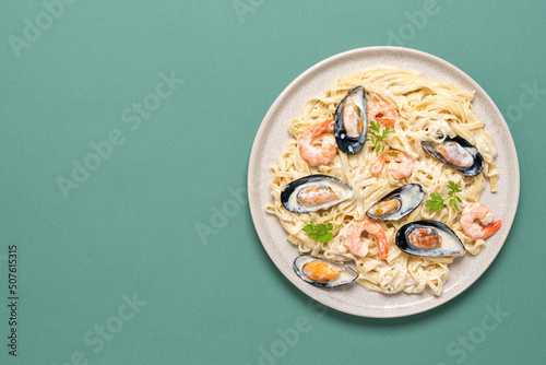 Fototapet Fettuccine pasta in a creamy sauce with seafood in a plate