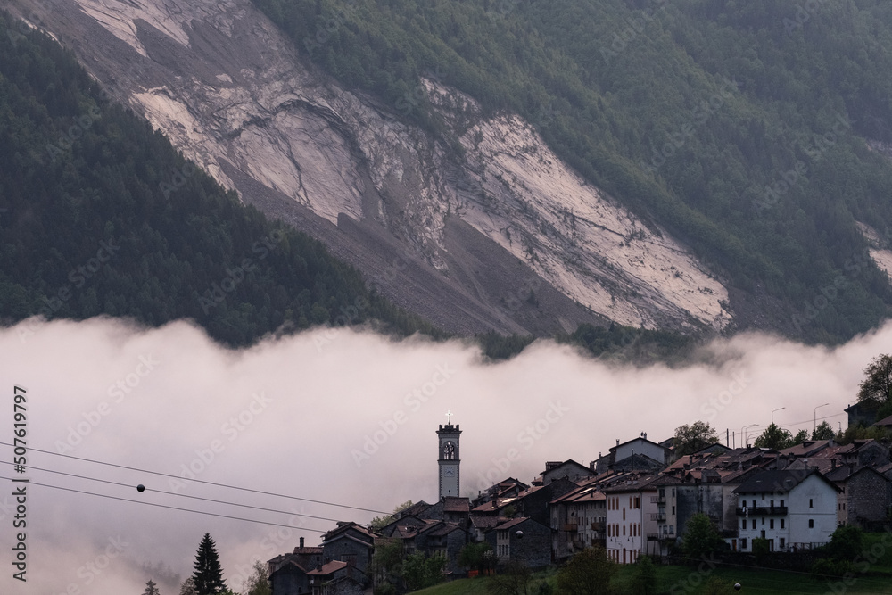 Fototapeta premium Tragödie im Vajont. Erto en casso. Berghang Nebel