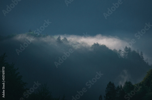 Nebel im Gebirge erleuchtet duch sonnenaufgang