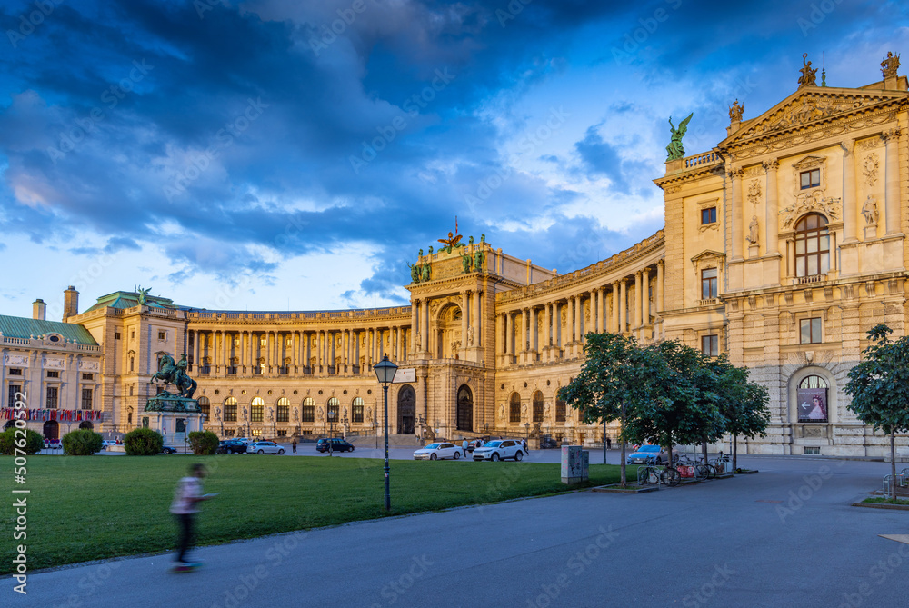Hofburg w Wiedniu, zabytki i atrakcje turystyczne w mieście. - obrazy, fototapety, plakaty 