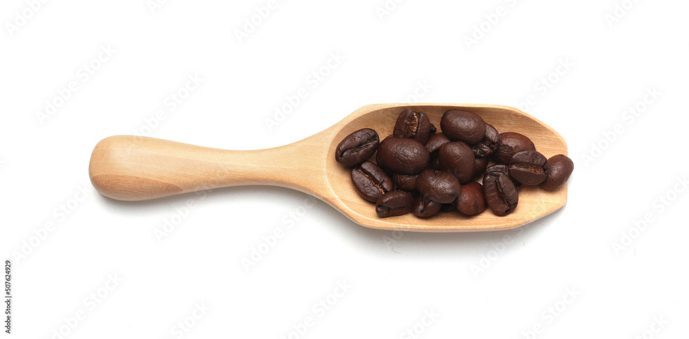Obraz premium Coffee beans in Wooden scoop isolated on white background, Top view