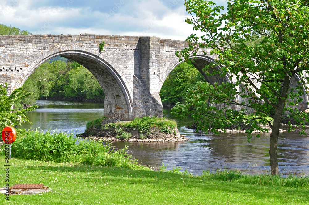 Fototapeta premium View of Ancient Stone Bridge and River on Sunny Day 
