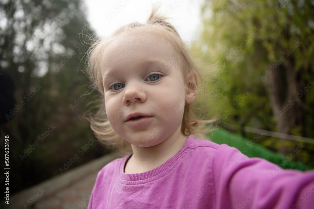 little caucasian girl taking a selfie, little blogger little caucasian girl taking a selfie, little blogger