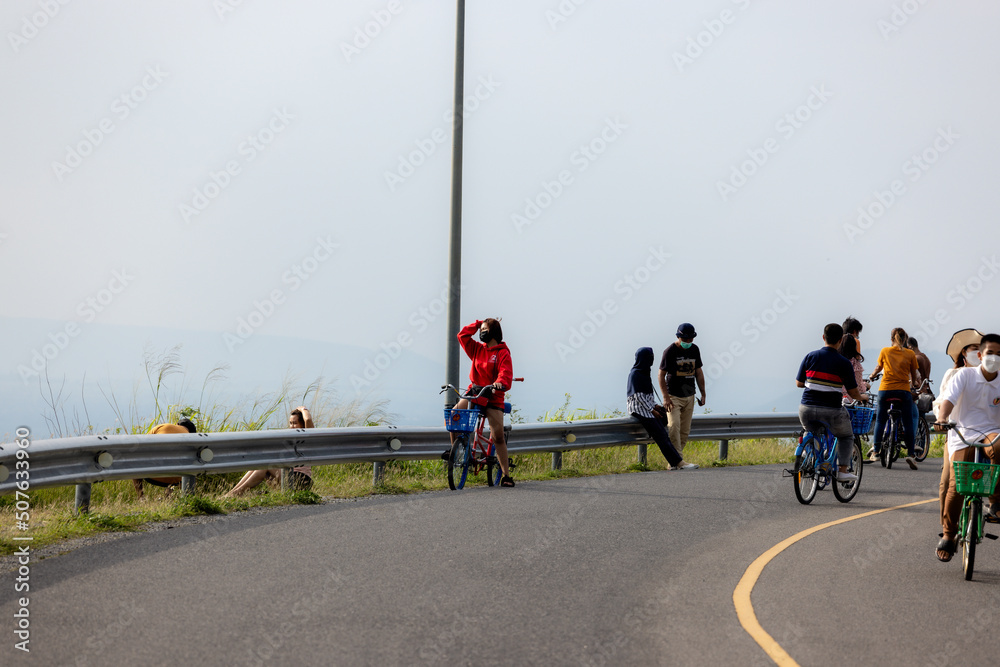 Obraz premium people riding bicycles, playing and exercising on vacation On the road and see the beautiful nature Thailand Dates 28-5-2022