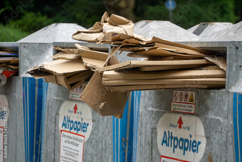 Alte Kartons in einen Altpapier Container gestopft photo