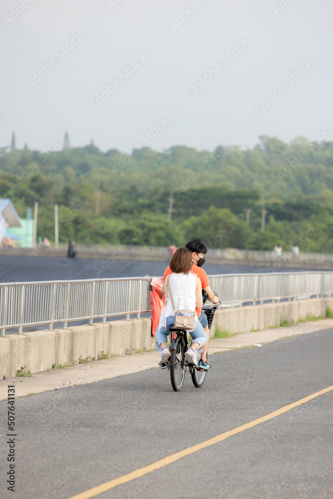 Obraz premium people riding bicycles, playing and exercising on vacation On the road and see the beautiful nature Thailand Dates 28-5-2022
