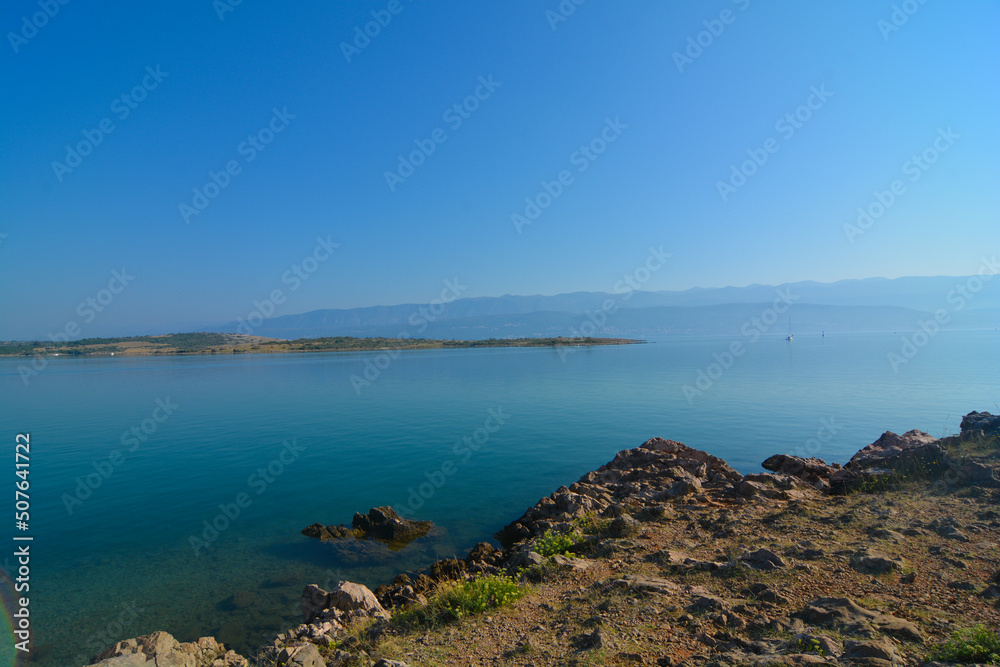 Fototapeta premium isola di krk croazia con mare cristallino