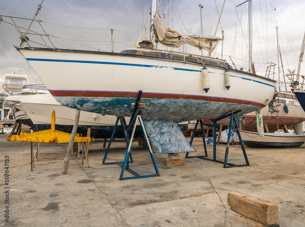 Fototapeta premium kleiner Hafen mit Trockendock und Strand von Can Picaford auf Spaniens Insel Mallorca