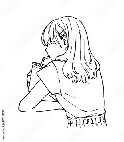 ドリンクを飲む半袖の若い女性イラスト　お洒落な人物線画　後ろ姿　夏服　十代　二十代
