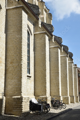 Contreforts de l'église Sint-Alexius de Malines. Belgique photo