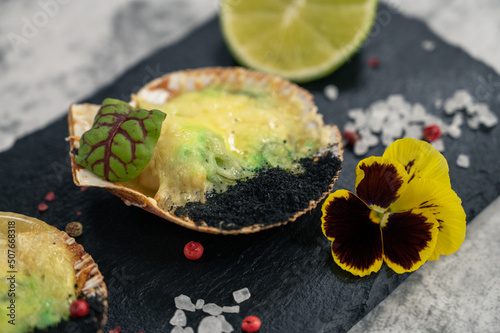 Delicacy roasted scallops w...