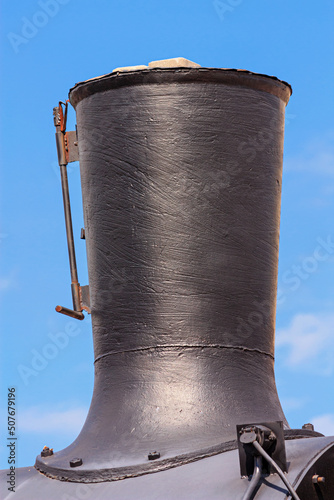 Foto View of the smokestack of an old steam locomotive close-up