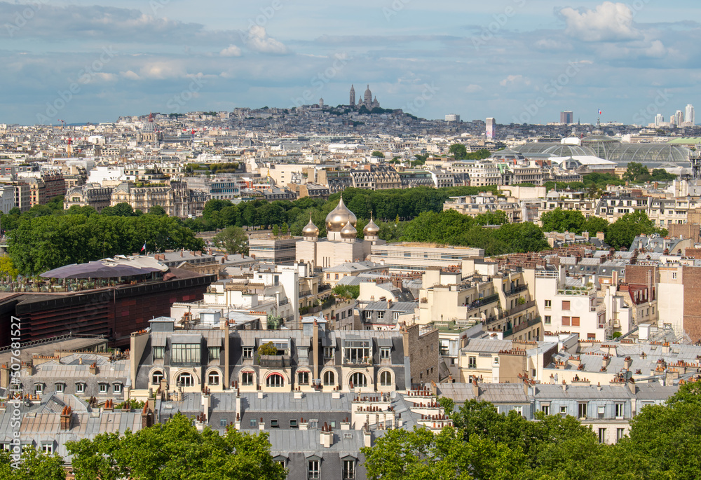 Vue de Paris (France) et de la colline de Montmartre