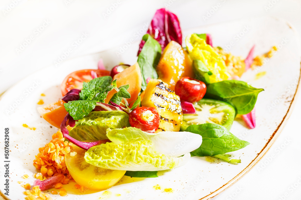 Obraz na płótnie sałatka na talerzu , białe tło, zielone warzywa, zdrowe jedzenie w salonie