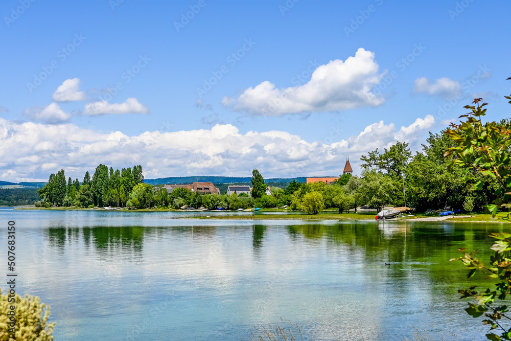 Fototapeta premium Reichenau, Insel Reichenau, St. Peter und Paul, Kirche, Doppeltürme, Inselrundweg, Seeufer, Gemüseinsel, Niederzell, Genslehorn, Bodensee, Untersee, Naturschutz, Sommer, Baden-Württemberg, Deutschland