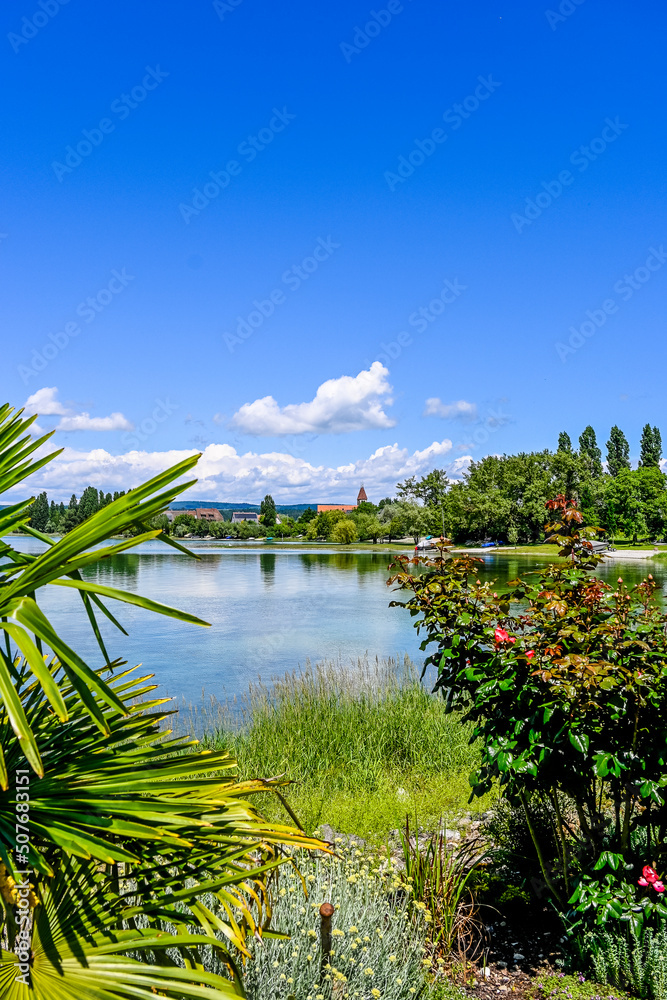 Obraz premium Reichenau, Insel Reichenau, St. Peter und Paul, Kirche, Doppeltürme, Inselrundweg, Seeufer, Gemüseinsel, Niederzell, Genslehorn, Bodensee, Untersee, Naturschutz, Sommer, Baden-Württemberg, Deutschland