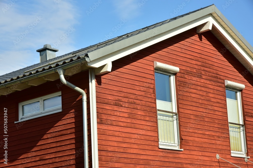 Mit Holzplanken verschaltes modernes Wohnhauses Mit Holzplanken verschaltes modernes Wohnhauses