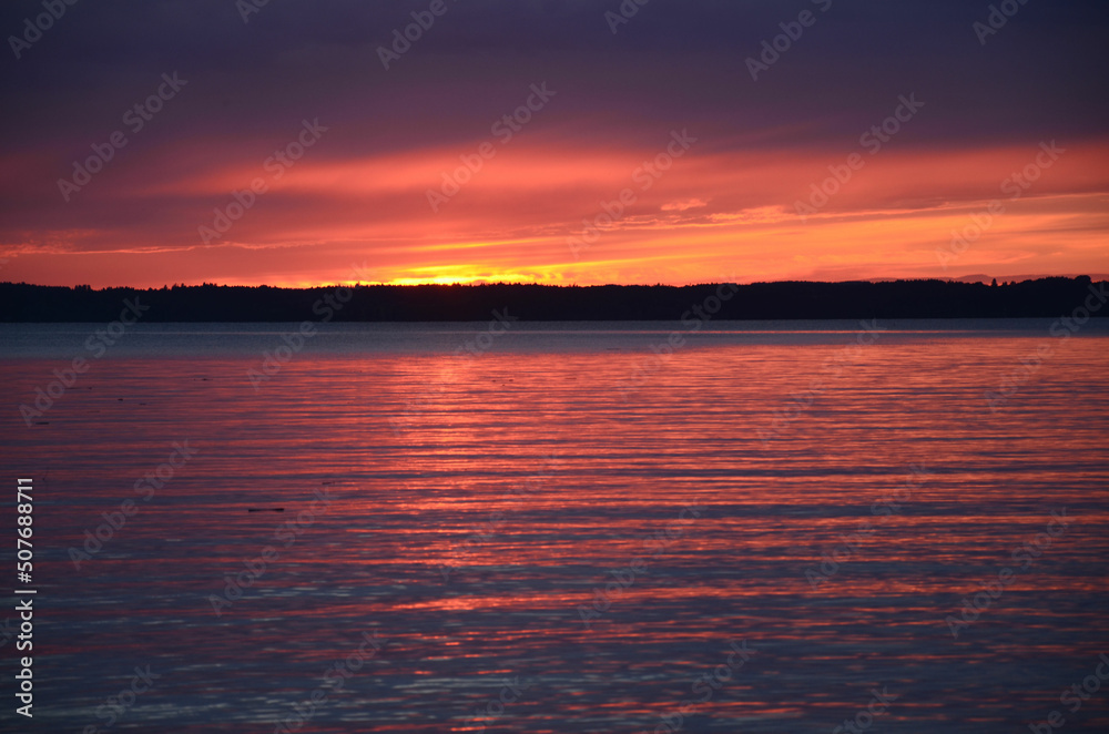 Prächtiger Sonnenuntergang am See in allen Farben Prächtiger Sonnenuntergang am See in allen Farben