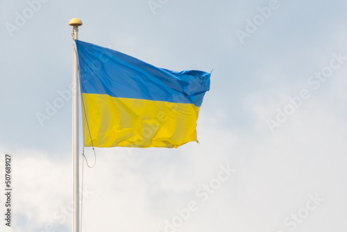 Ukrainische Nationalflagge am Fahnenmast