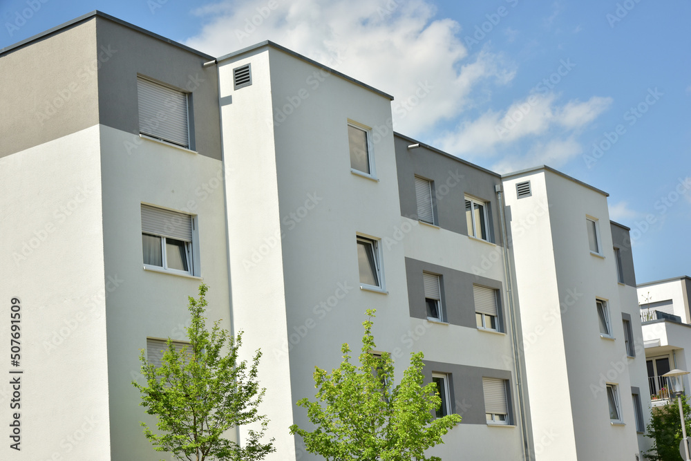 Fassade eines neu gebauten modernen Mehrfamilienwohnblocks Fassade eines neu gebauten modernen Mehrfamilienwohnblocks