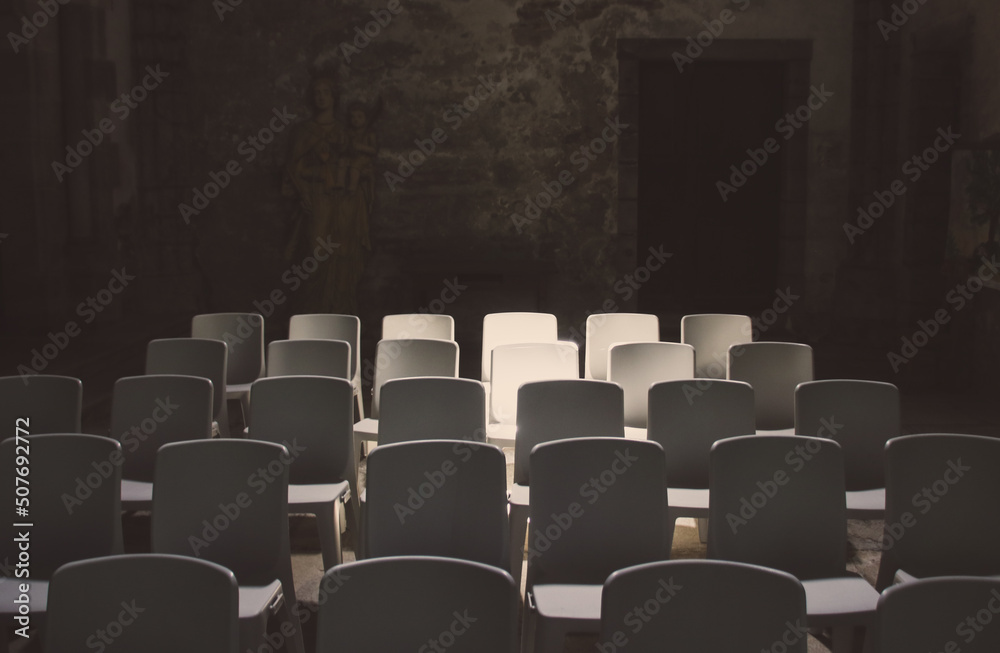 Obraz premium chaises dans un jeu de clair obscur