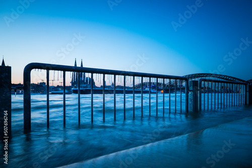 Hochwasser in K  ln am Rhein im Winter