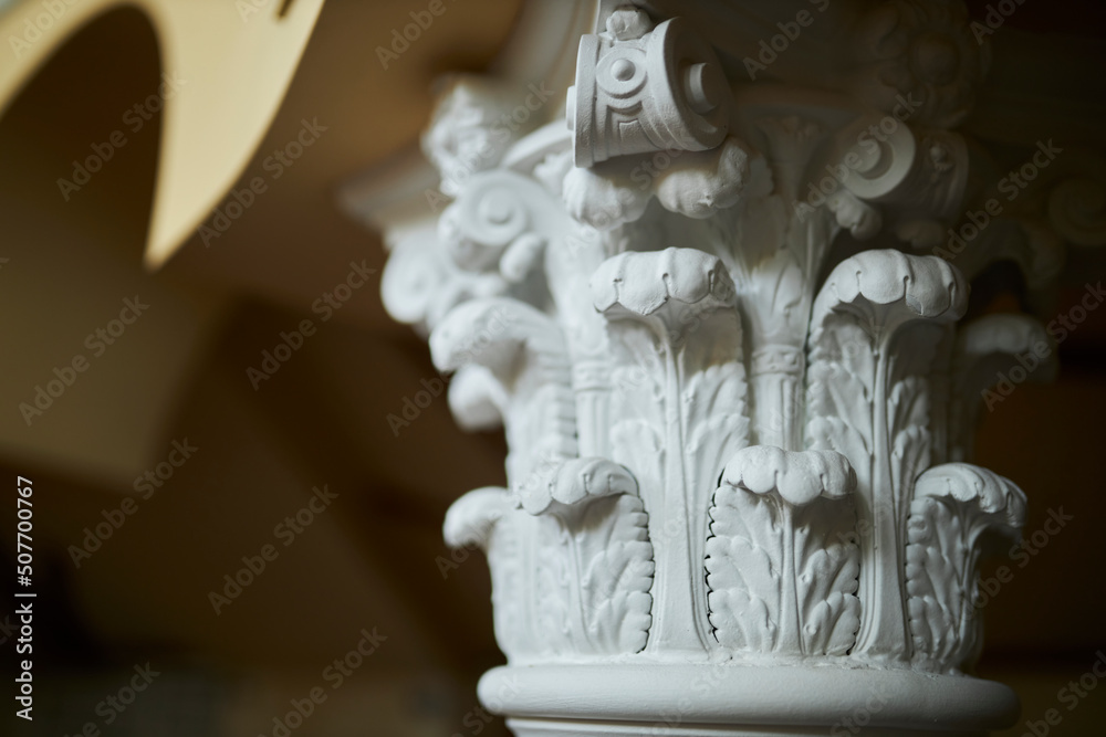 Obraz premium upper part of the column, decor. upper part of white columned, close-up