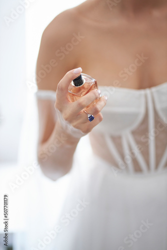 The bride puffs on perfume. Perfume 