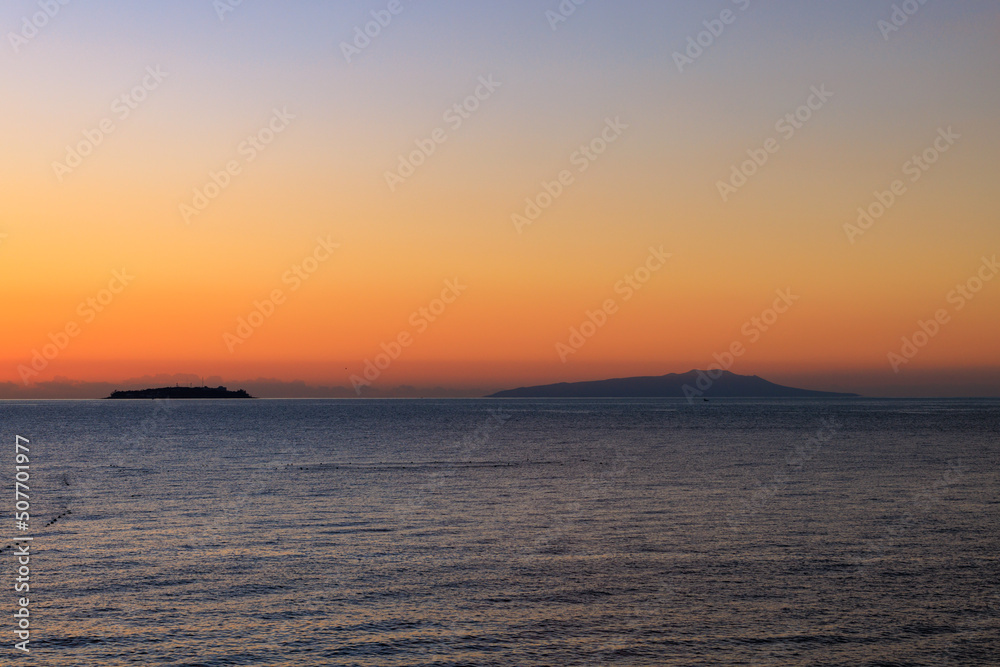 夜明け前、朝焼けに染まる初島と伊豆大島