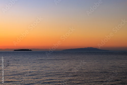 夜明け前、朝焼けに染まる初島と伊豆大島 © captainT