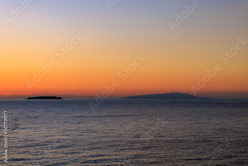 夜明け前、朝焼けに染まる初島と伊豆大島