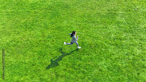 草原を走る女性の空撮