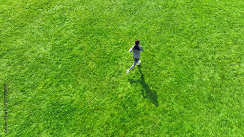 草原を走る女性の空撮