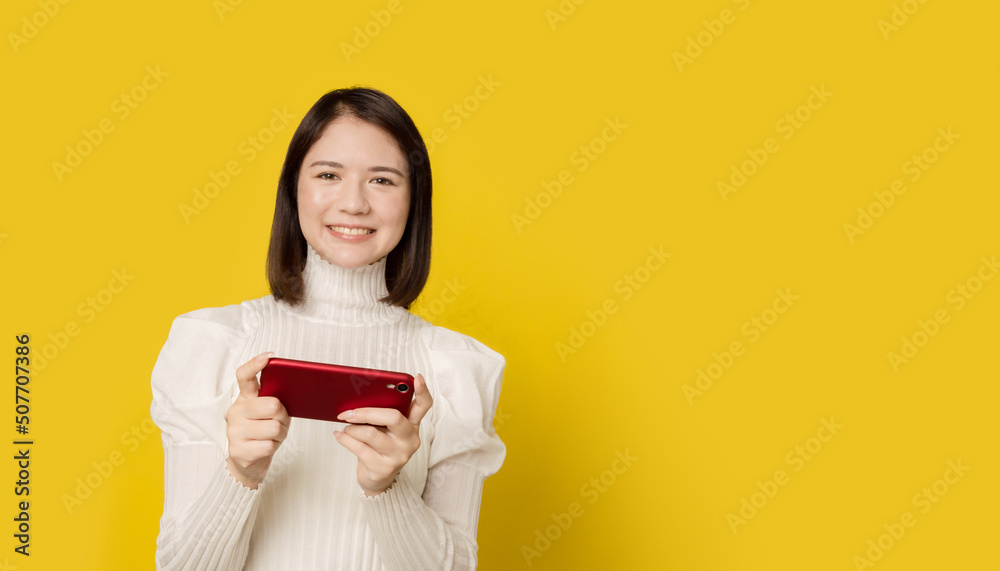 スマホを使う女性 スマホを使う女性