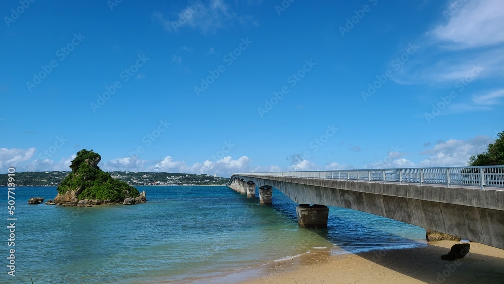 真っ青な空と海　巨大な橋