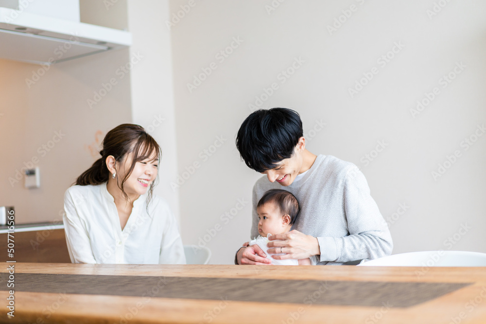 赤ちゃんのいる幸せな家族 赤ちゃんのいる幸せな家族