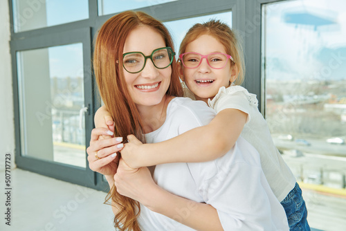 Konstfotografi happy mother and daughter
