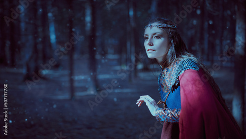 Fotografia queen in dark forest