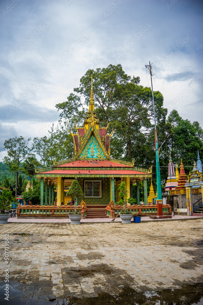 Obraz premium view of Chikaeng Krom pagoda in Tri Ton town, one of the most famous Khmer pagodas in An Giang province, Mekong Delta, Vietnam. Travel and religious concept.