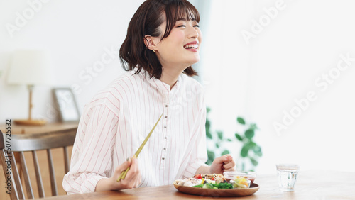食事中の若い女性