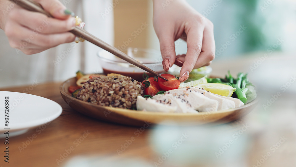 料理をお皿に盛り付ける女性 Stock 写真 | Adobe Stock