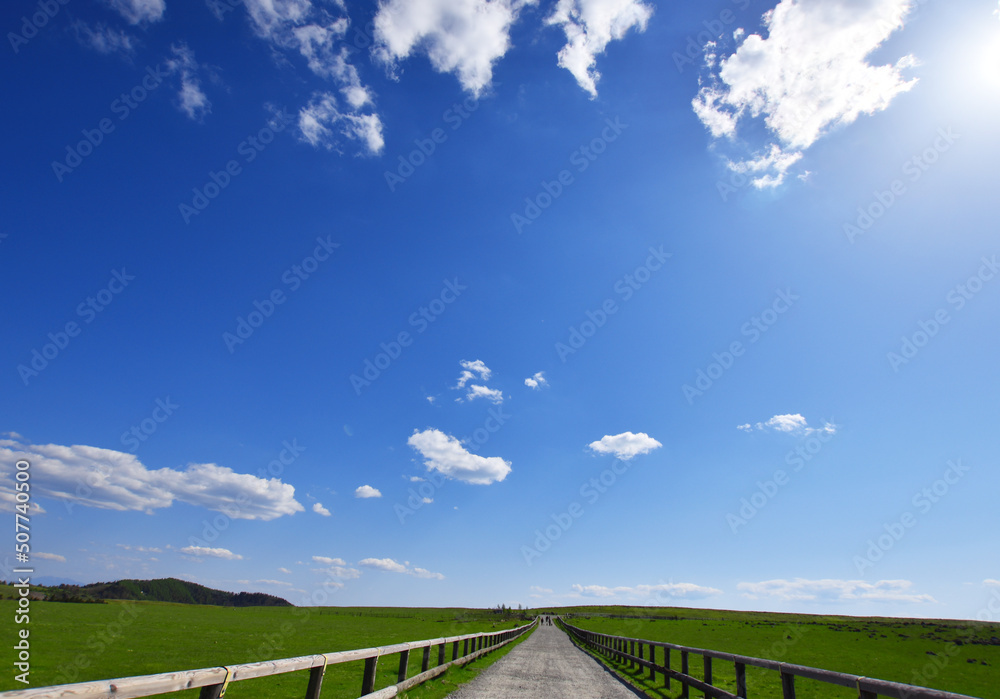 夏の美ヶ原高原　真っ直ぐな道と青空と太陽と雲02